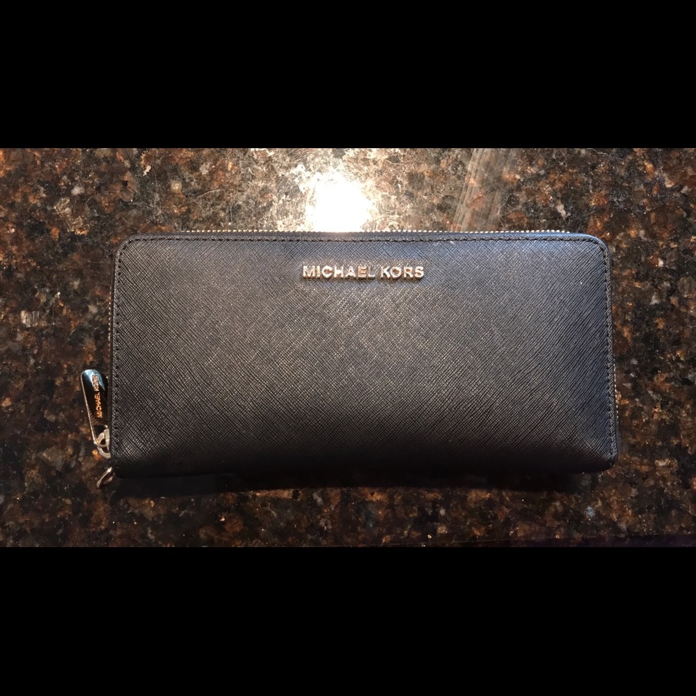 Michael Kors Continental ZIP around wallet
